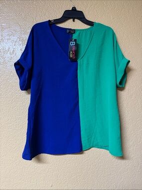 B Famous Two-Tone V-Neck Short Sleeve Top in Blue & Teal